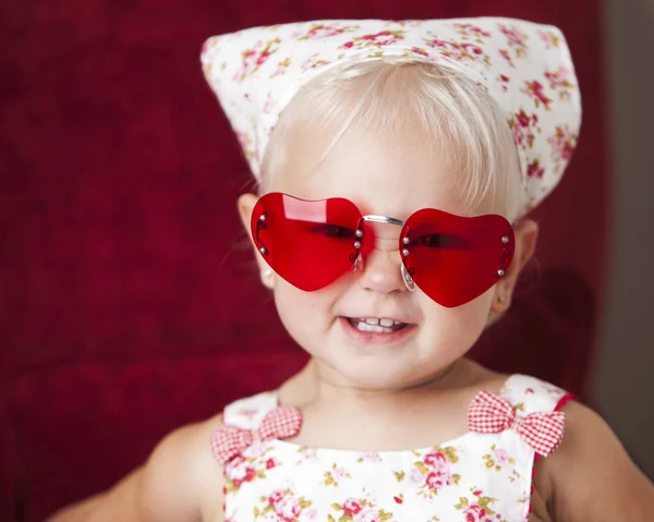 Gülümseyerek yürümeye başlayan kız giyiyor kalp güneş gözlüğü, headshot — Stok fotoğraf