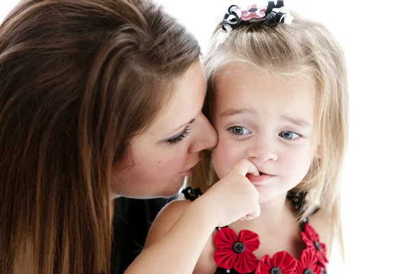 Giovane madre confortante sua figlia — Foto Stock