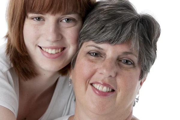 Sonriente madre caucásica e hija en la cabeza —  Fotos de Stock