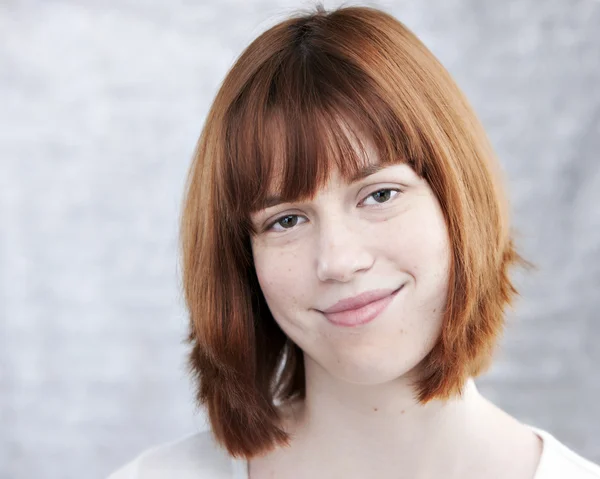 Imagen de una adolescente caucásica sonriente — Foto de Stock