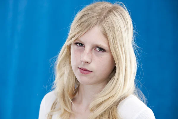 Söt blond tonårstjej — Stockfoto