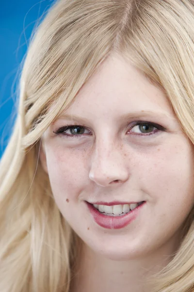 Primer plano retrato de sonriente chica adolescente caucásica —  Fotos de Stock