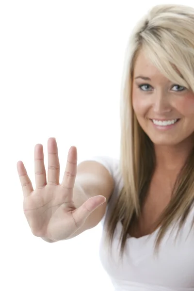 Гарненька молода жінка тримає руку, як ніби сказати зупинитися — стокове фото