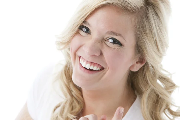 Bliska headshot śmiechu młoda blond kobieta — Zdjęcie stockowe