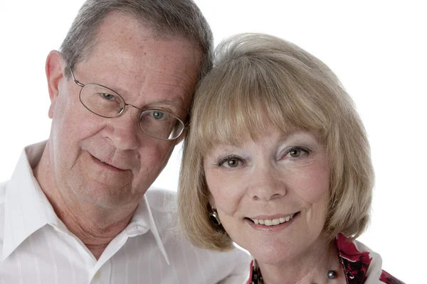 Headshot de casal de idosos caucasianos sorridentes — Fotografia de Stock