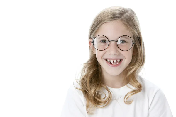 Sorrindo caucasiano menina vestindo óculos — Fotografia de Stock