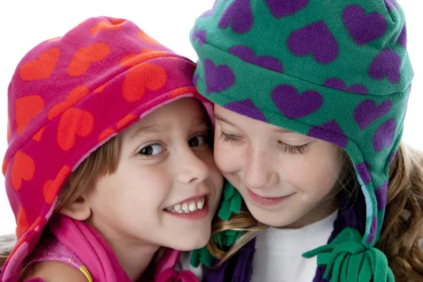 Dos monas hermanitas con sombreros de invierno — Foto de Stock