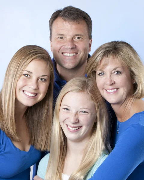 Retrato de familia sonriente de cuatro con madre, padre y dos hijas —  Fotos de Stock