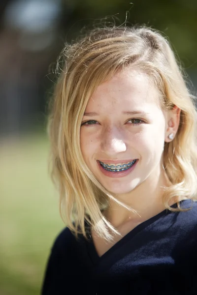 Headshot av en leende kaukasiska verkliga tonårsflicka i parken — Stockfoto