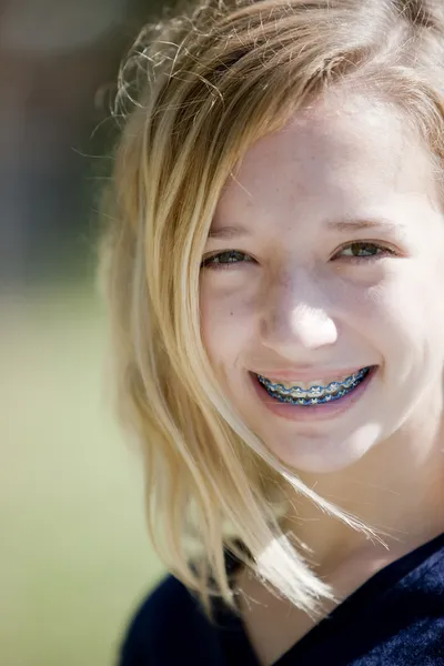 Image of a smiling caucasian real teenage girl in the park — Stock Photo, Image