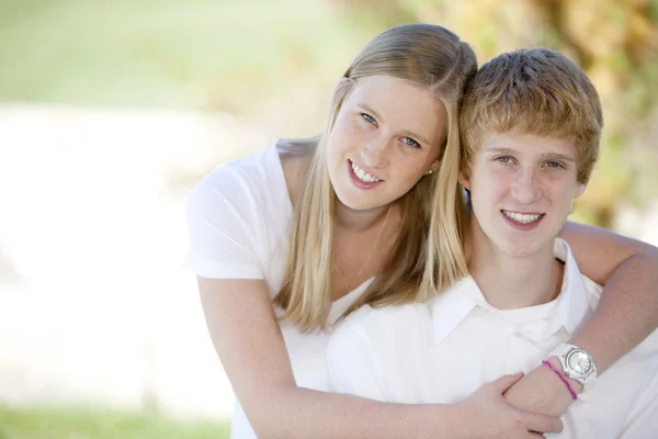 Immagine di un sorridente fratello e sorella caucasica — Foto Stock