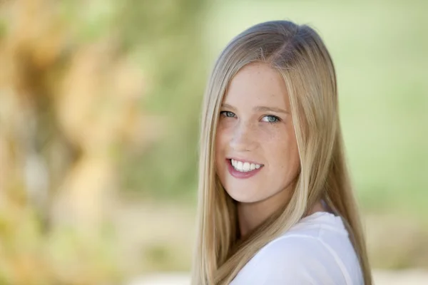 Sorridente ragazza adolescente bionda — Foto Stock