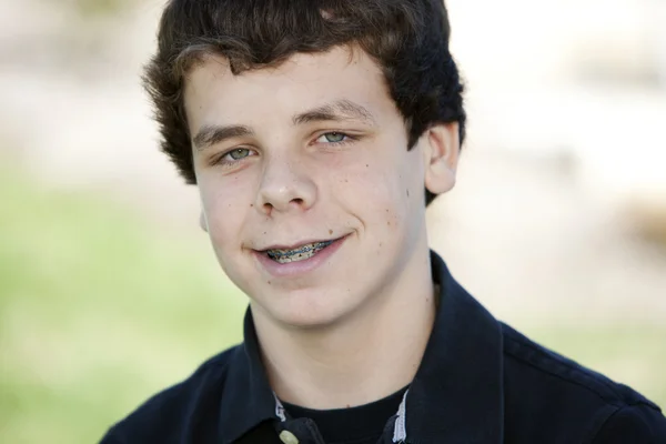 Sorrindo adolescente menino com aparelho — Fotografia de Stock