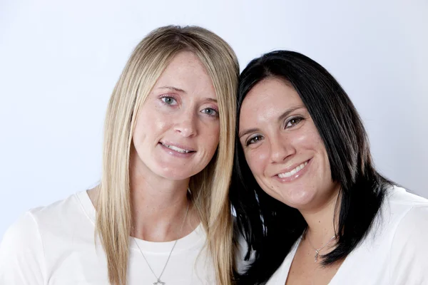 Real: Headshot Duas mulheres adultas brancas sorridentes Amigos — Fotografia de Stock