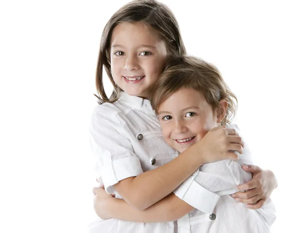 Bilden av leende lilla systrar omfamnar varandra — Stockfoto