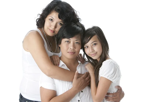微笑亚洲母亲与她的两个女儿的肖像 — 图库照片