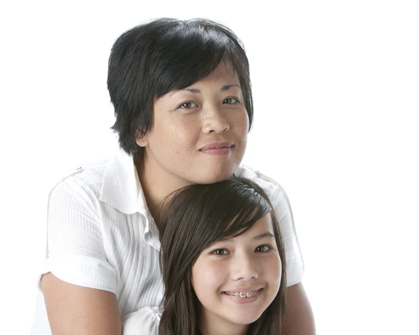 Retrato de sonriente madre asiática con su hija adolescente —  Fotos de Stock