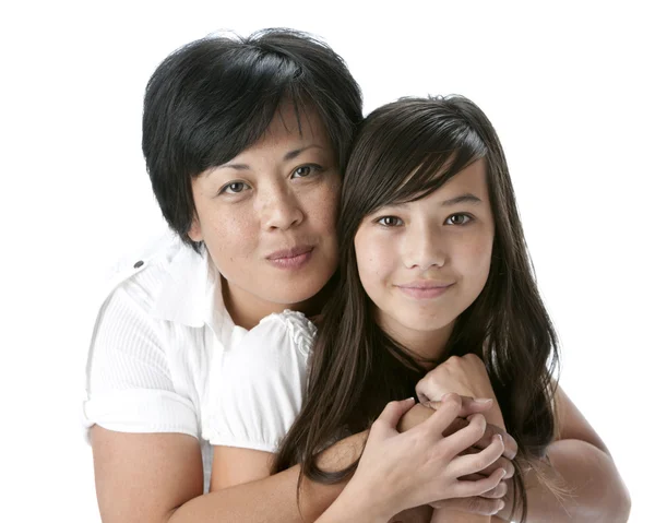 Изображение улыбающейся матери-азиатки со своей дочерью-подростком — стоковое фото