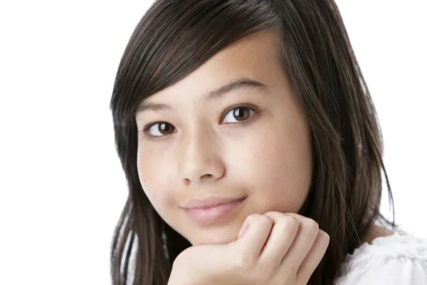 Düşünceli gülümseyen Asyalı genç kız portresi kapatmak — Stok fotoğraf