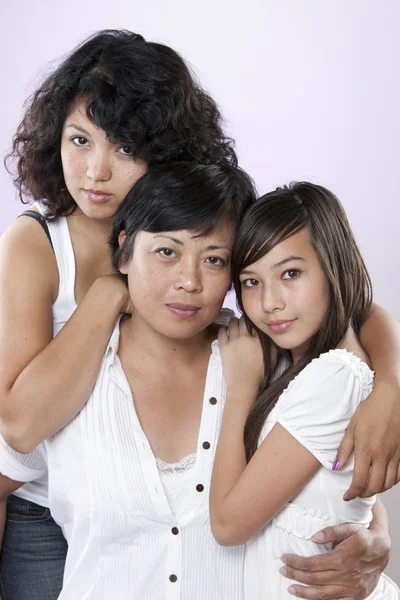 Headshot de mãe asiática e suas duas filhas — Fotografia de Stock