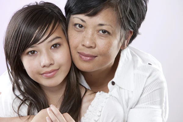 Asian mother and her teenage daughter — Stock Photo, Image