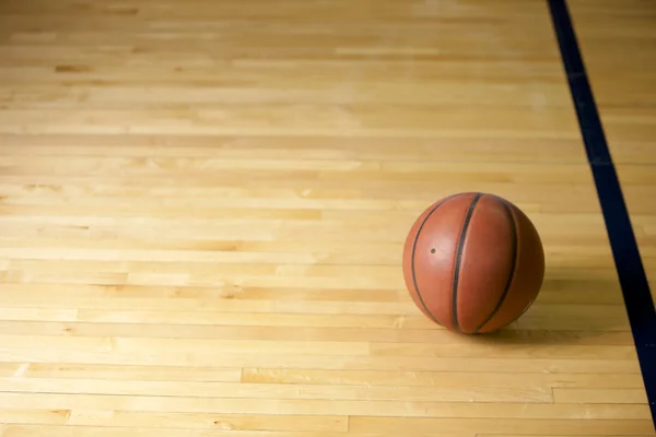 Balle de basket sur le sol du court — Photo