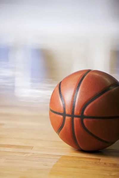 Primo piano della palla da basket sul pavimento del campo — Foto Stock