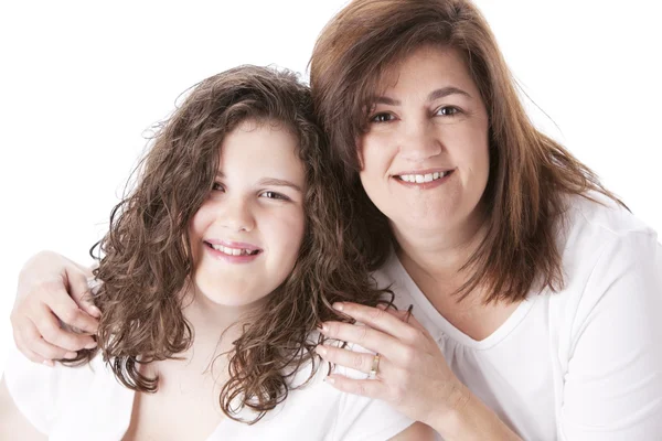 Imagem de mãe branca sorridente com sua filha adolescente — Fotografia de Stock