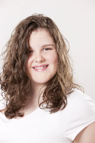 Close up headshot de menina adolescente branca sorridente — Fotografia de Stock