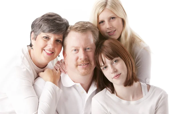 Sorridente famiglia caucasica con padre, madre e due figlie adolescenti — Foto Stock