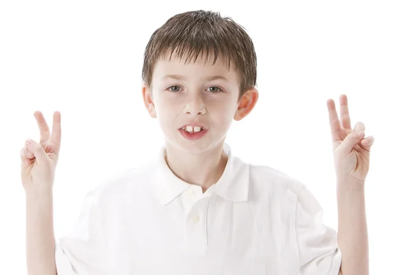 Bilden av leende liten pojke ger ett peace-tecken — Stockfoto