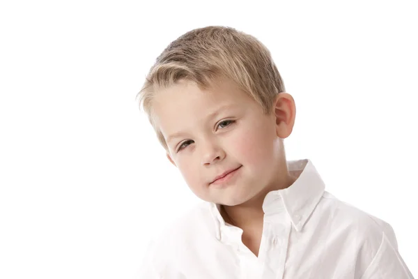 Καυκάσιος μικρό αγόρι με ένα χαμόγελο στο πρόσωπό του — Φωτογραφία Αρχείου