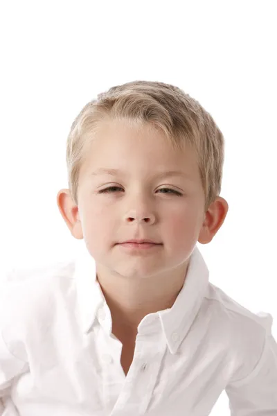 Image d'un adorable petit garçon caucasien avec une expression têtue ou en colère — Photo