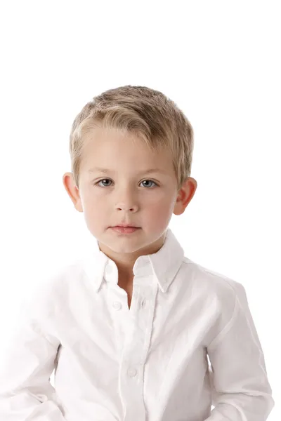 Afbeelding van een schattig Kaukasische kleine jongen met een ernstige uitdrukking op zijn gezicht — Stockfoto