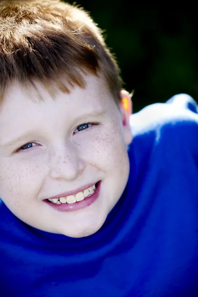 De cerca la imagen del niño sonriente caucásico — Foto de Stock