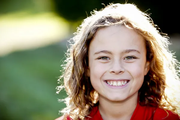 Bild eines lächelnden kaukasischen Jungen — Stockfoto