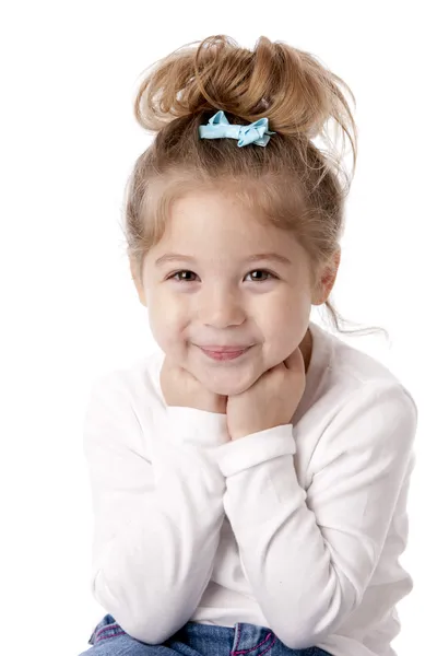 Taille nach oben Bild des niedlichen lächelnden kleinen Mädchens — Stockfoto
