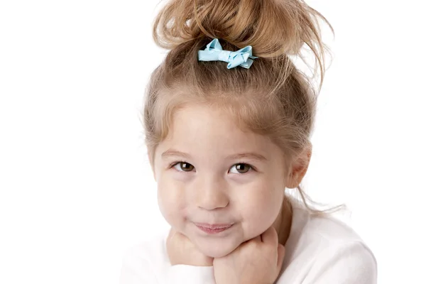 Мила усміхнена маленька дівчинка — стокове фото