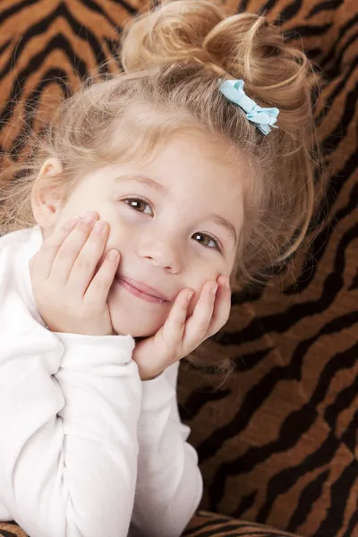 Kendinden emin gülümseyen beyaz küçük kız resim — Stok fotoğraf