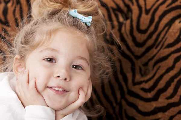 Imagem de uma menina caucasiana sorridente confiante — Fotografia de Stock