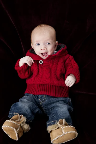 Full längd mage av skrattar kaukasiska pojke — Stockfoto
