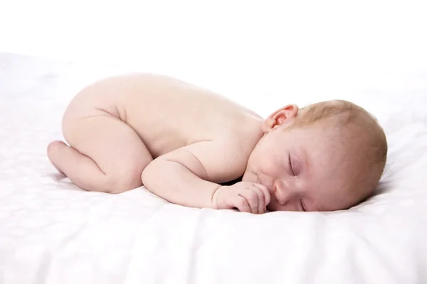 Kaukázusi baba fiú alszik és szopja a hüvelykujját — Stock Fotó