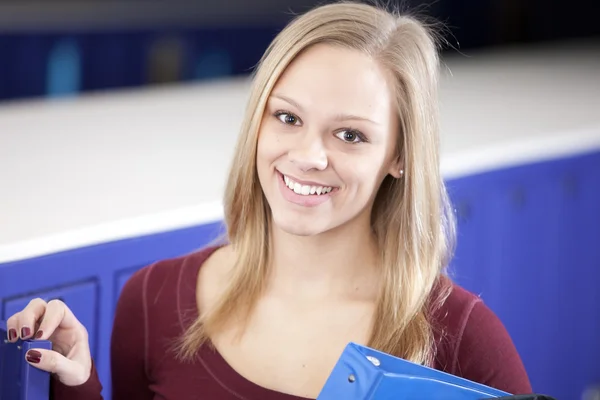 Foto van een glimlachende Kaukasische tiener middelbare school meisje — Stockfoto