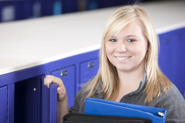 Sorrindo branco adolescente menina do ensino médio — Fotografia de Stock