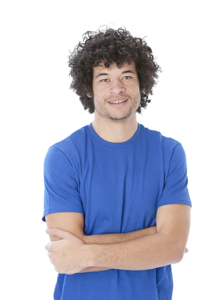 Imagem de mestiço jovem sorrindo homem com braços cruzados — Fotografia de Stock