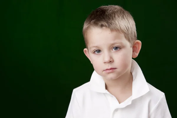 Triest Kaukasische kleine jongen — Stockfoto