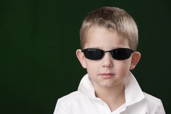 Caucásico poco confiado chico usando gafas de sol — Foto de Stock