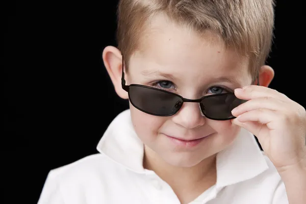 Kaukasischer kleiner Junge flirtet mit Sonnenbrille — Stockfoto