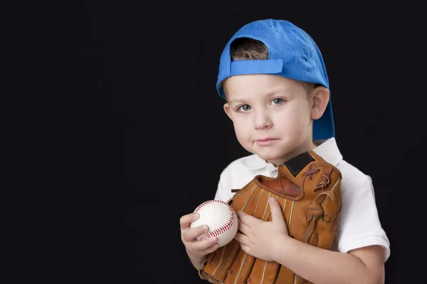 Retrato de menino vestindo boné de beisebol e segurando luva de beisebol — Fotografia de Stock