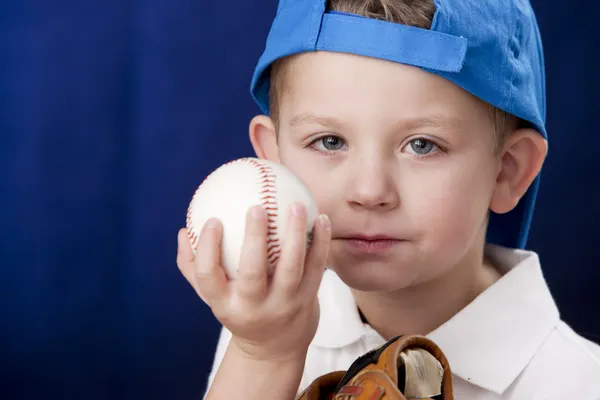 Grave caucasiano menino vestindo boné de beisebol — Fotografia de Stock